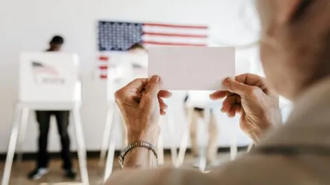 El voto latino en Arizona y California: el bloque que puede inclinar la balanza