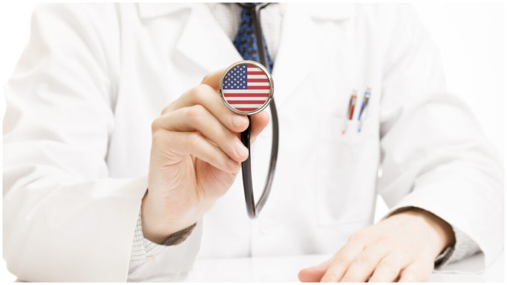 Médico realizando una consulta