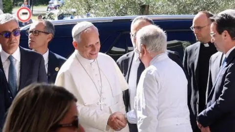 Cirugía del Papa León XIV fue "todo un éxito"; se recupera en Roma