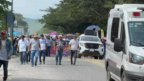 Maestros de la CNTE marchan por Leví Peralta, maestro asesinado en secundaria del Istmo 