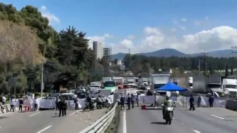 Paralizan la México-Toluca: madres buscadoras exigen localizar a sus familiares