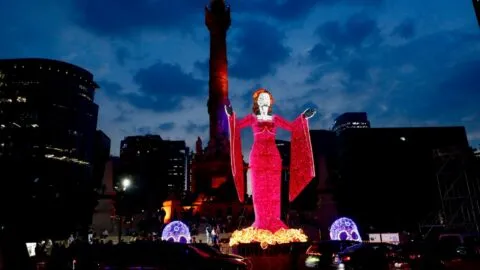 Ya está encendido el corredor lumínico por el Día de Muertos en Paseo de la Reforma