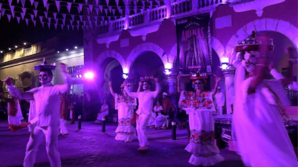 Durante la vaquería, se baila jarana en Yucatán.